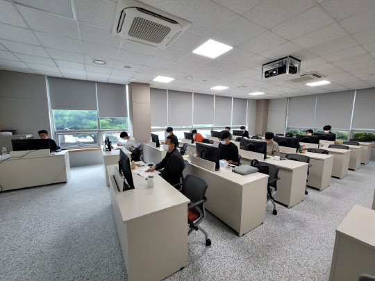 SK 울산컴플렉스 인력개발센터에서 운영 중인 SK에너지 산업전환 공동훈련센터 강의실 내부. SK에너지 제공